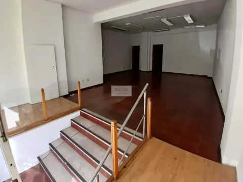 Loja de 70m2 e garagem no centro de Gueifâes