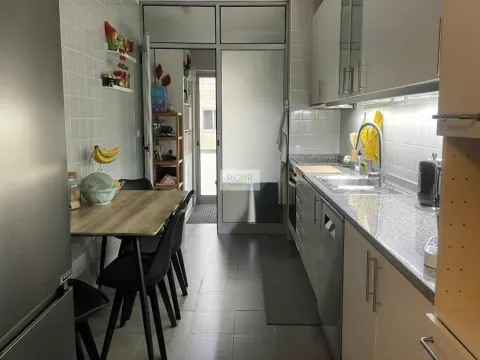 Apartamento T3 com boas áreas em zona residencial na Cidade da Maia