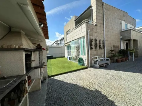 Moradia T4 de 4 frentes na cidade da Maia