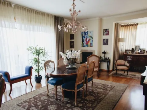 Apartamento T5 triplex de 3 frentes com piscina ao colégio luso francês