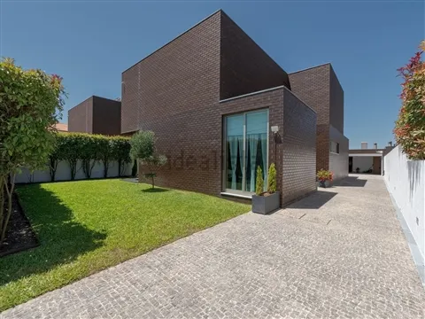 House T4