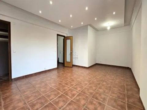 Apartamento T2 100m2, com arrecadação em Odivelas