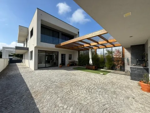 Chalet T4 en Aveiro, Esgueira, de arquitectura moderna