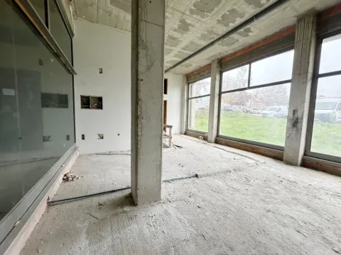 Loja Aveiro, junto à Av. Dr. Lourenço Peixinho