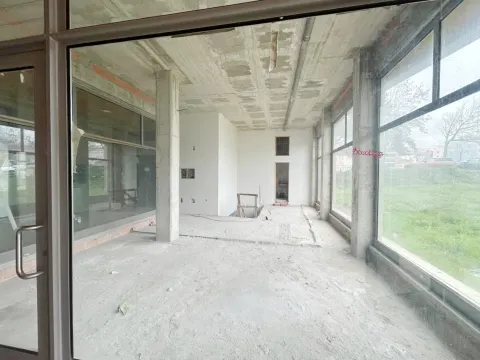 Loja Aveiro, junto à Av. Dr. Lourenço Peixinho