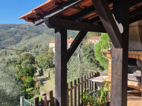 Moradia de pedra em Águeda, aldeia de Lourizela, vista serra