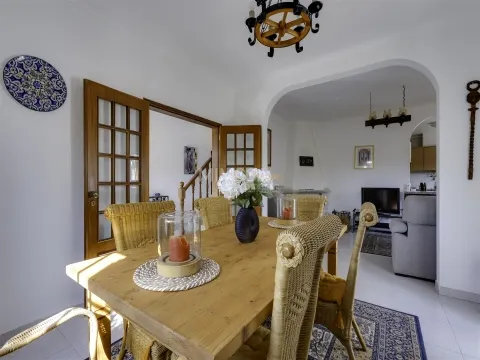 Moradia T4+1 renovada no coração do Vale da Telha