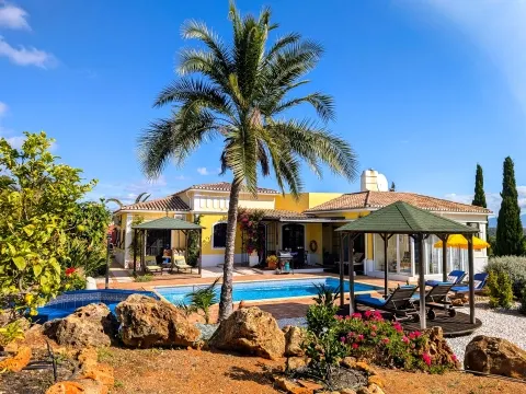 Moradia T4+1 com piscina, jardim e vistas panorâmica