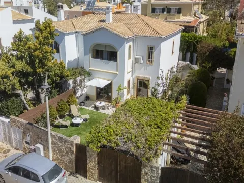 Moradia T3 com Jardim Privado em Localização Central de Lagos