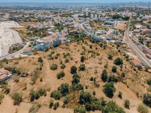 Land with allotment project in Portimão.
