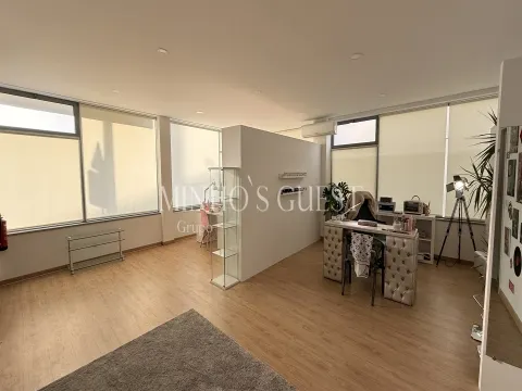 Loja Comercial (74m2) c/ AC e Vestiários - São Vítor, Braga