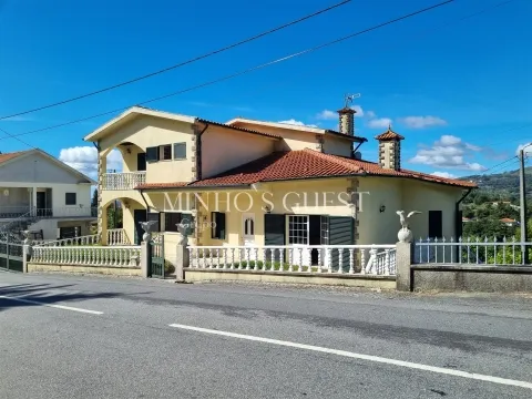 Moradia V3(250m2) c/ Piscina inserida em lote de 998m2 - Vila Verde, Braga