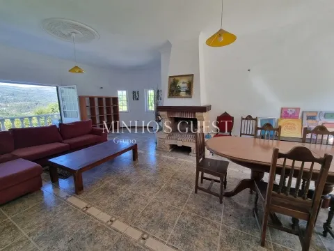 Moradia V3(250m2) c/ Piscina inserida em lote de 998m2 - Vila Verde, Braga