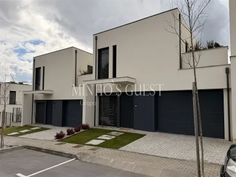 Townhouse 3 ensuite with garden in Braga