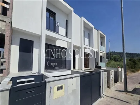 Exclusiva Moradia V3 c/ Suite, Closet e Jardim em Palmeira, Braga