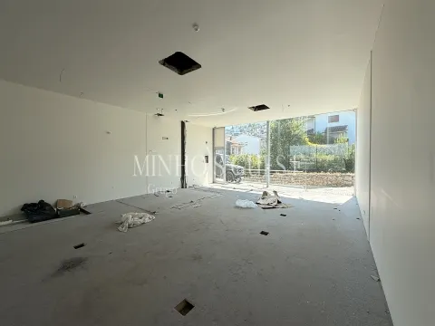 Loja / Escritório 1 Andar c/ duas frentes (200m2) - Lamaçães, Braga