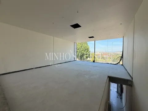 Loja / Escritório 1 Andar c/ duas frentes (200m2) - Lamaçães, Braga