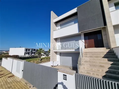 Moradia V3 Gaveto c/ jardim Mobilada e Equipada - Merelim, Braga