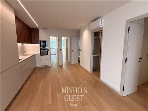 Apartamento T3 (95m2) c/ AC e garagem fechada - São Vicente, Braga