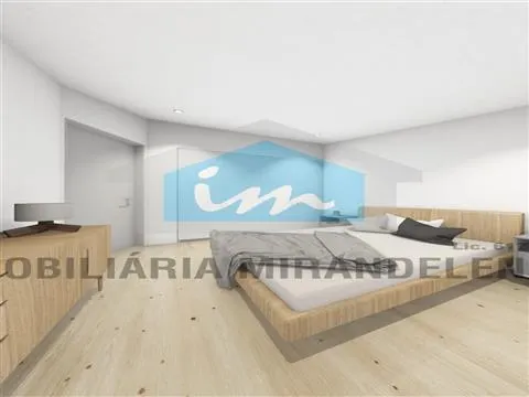 Edifício com projeto para 9 fogos (3 lojas comercias + 6 apartamentos), no centro de Mirandela