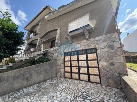 Moradia T4 à venda em Mirandela 