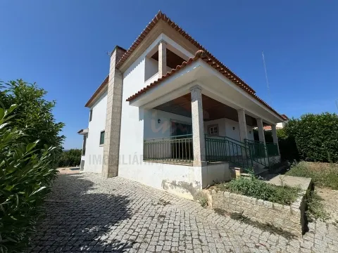 &#127969; Moradia T5 com piscina em Carvalhais – Mirandela