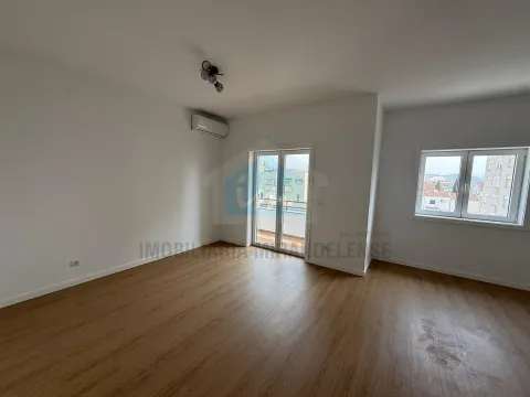 Apartamento T3 totalmente remodelado em Mirandela situado no 3.º e último andar 