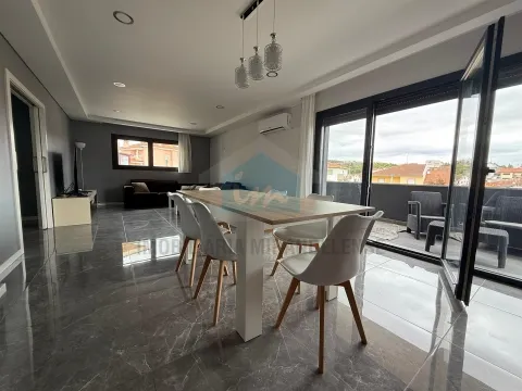 Moradia moderna T4 moderna localizada numa zona residencial e muito procurada de Mirandela