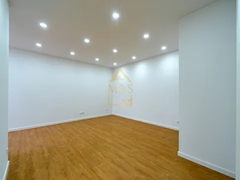 Apartamento T2, Remodelado, Garagem, Porto