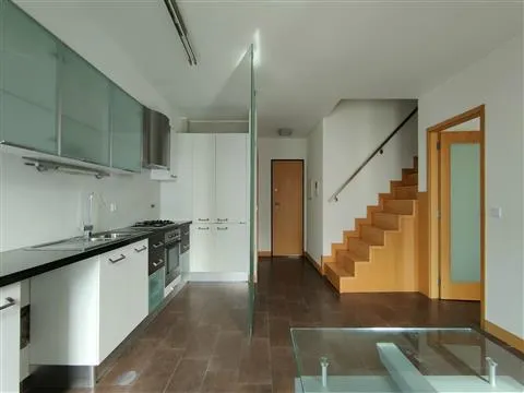 Apartamento T2 Duplex - Urbanização do Glicínias.