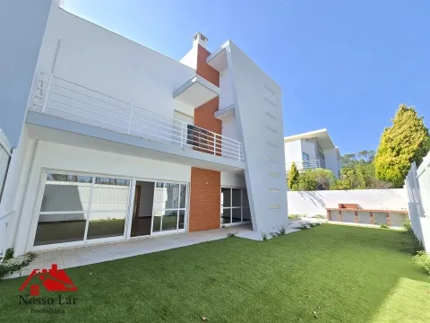 Fantástica moradia T4 com garagem, terraço e logradouro - Sesimbra