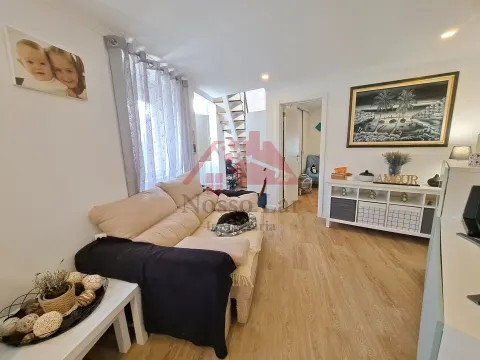 EXCLUSIVO - Glamorosa Moradia T2 com Terraço no Bairro Santos Nicolau, Setúbal. 