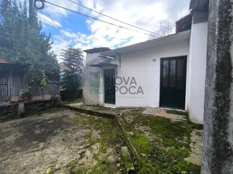 Moradia T4 para restauro, Quintiães, Barcelos