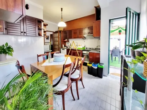 Apartamento T3 com terraço, localizado no centro da cidade.