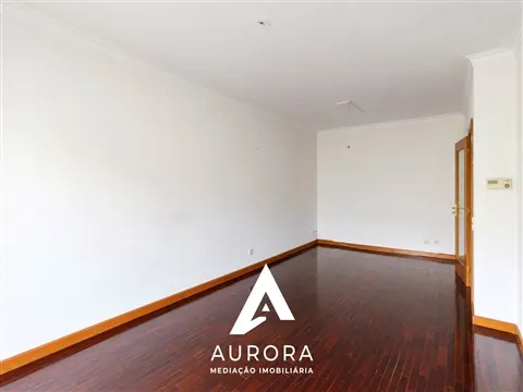 Apartamento T3 com 2 lugares de garagem e sótão 