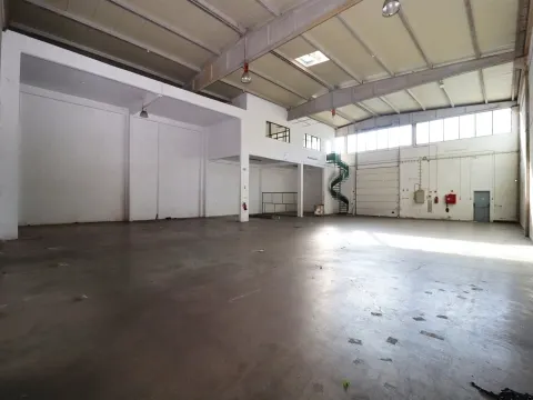 Venda de 2 armazéns em zona de industrial de Albufeira