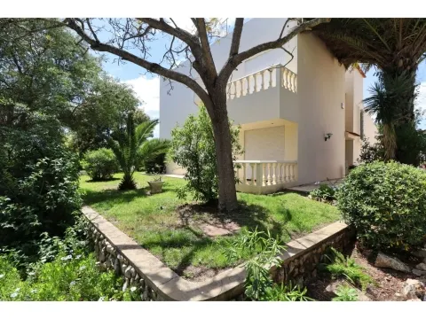 Villa privée avec terrain de 1 515 m2 à quelques minutes à pied de la plage