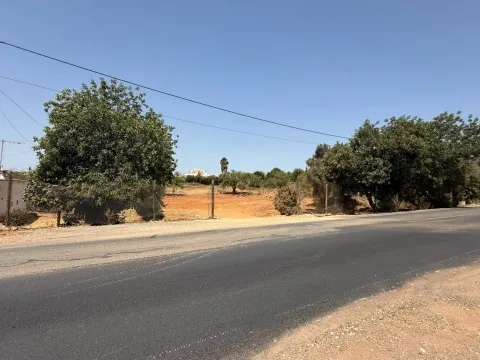 Terrain de 3 930 m2, à Albufeira
