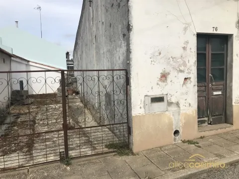 MORADIA T2 PARA RECUPERAR , POÇO E TERRENO