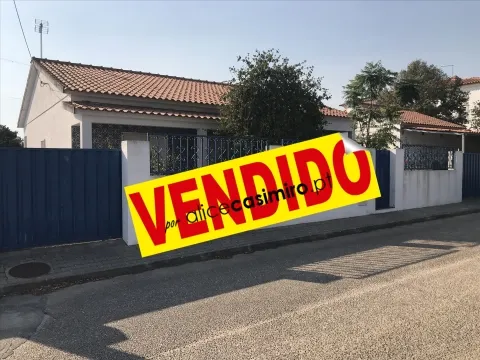 Moradia T3 e Anexo T2, Lote com 990m2