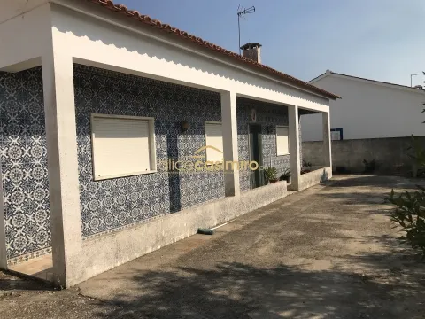 Moradia T3 e Anexo T2, Lote com 990m2