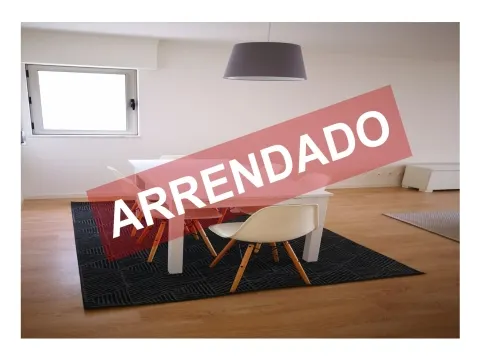 T2 com Varanda - Arrendamento - Cozinha Equipada e Mobilado - Lugar de Estacionamento e Arrecadação