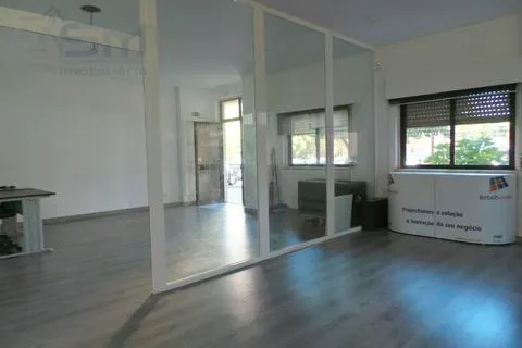 Boutique de 104m² divisée en 4 espaces, préparée pour diverses activités