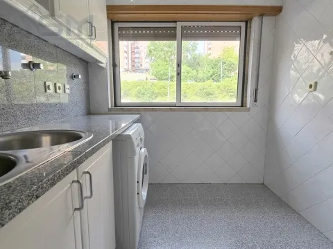 Apartamento T1 com mobília e cozinha equipada, todo virado a poente