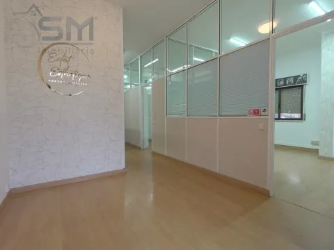 Shop with 110m² divided into 4 rooms, prepared for various activities