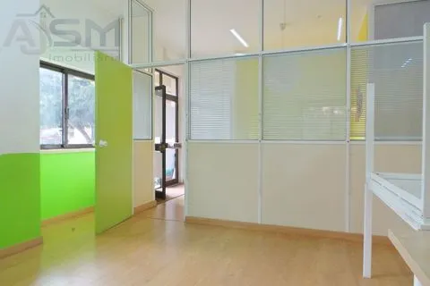 Boutique de 110m² divisée en 4 espaces, préparée pour diverses activités