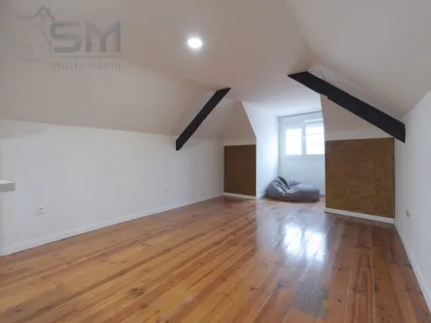 Apartamento T1 com suíte em aproveitamento de sótão