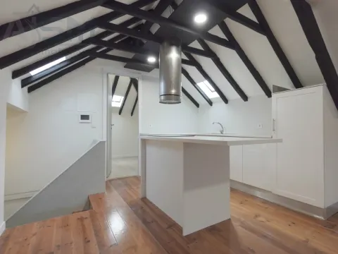 Apartamento T1 com suíte em aproveitamento de sótão