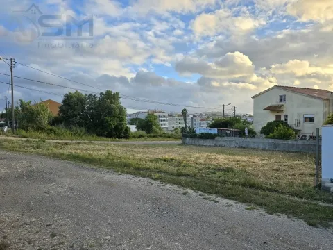 Städtisches Grundstück mit 230m² für den Bau eines Hauses in Porto Salvo, Gemeinde Oeiras.