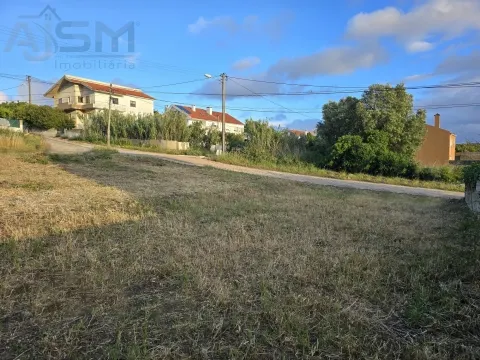 Städtisches Grundstück mit 230m² für den Bau eines Hauses in Porto Salvo, Gemeinde Oeiras.